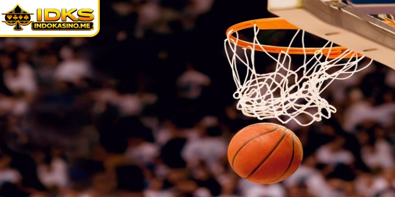 Bola basket memikat para penggemar dengan aksi cepat dan keterampilan yang luar biasa